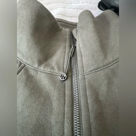Lululemon scuba sweater size M/L excellent condition - Picture 3 of 10